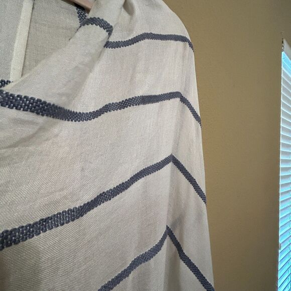NWT Banana Republic Factory Shawl Wrap Womens One Size White Blue Striped - Picture 3 of 4